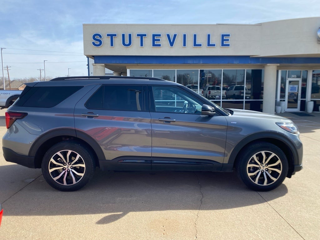 2025 Ford Explorer ST-Line
