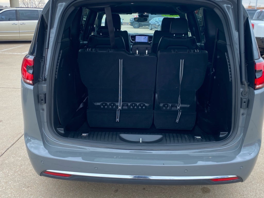 2025 Chrysler Pacifica Select