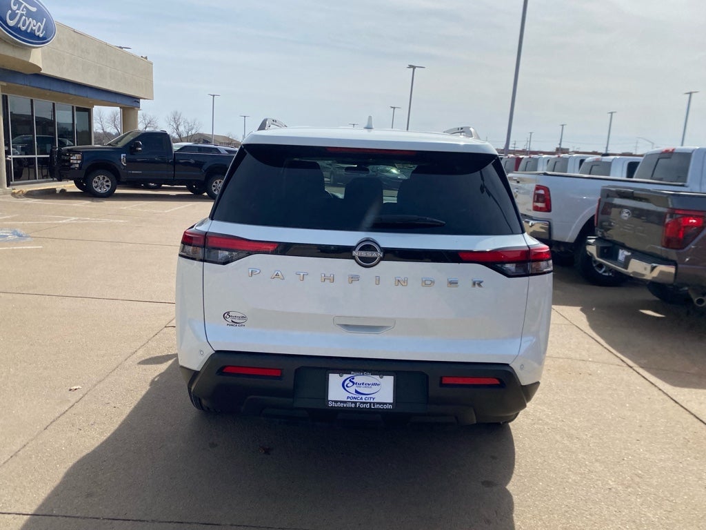 2025 Nissan Pathfinder SV